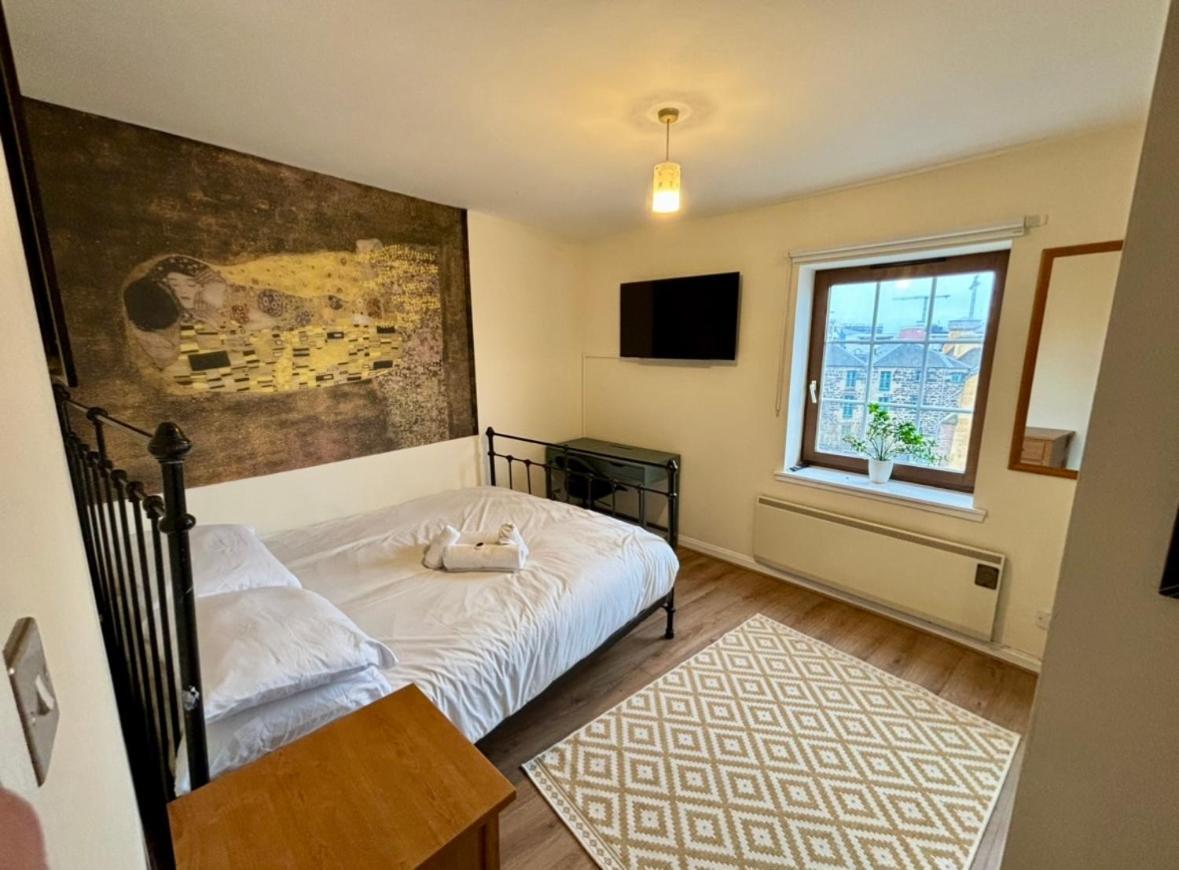 אדינבורו Sunshine On Leith. The River View Apartment! חדר תמונה