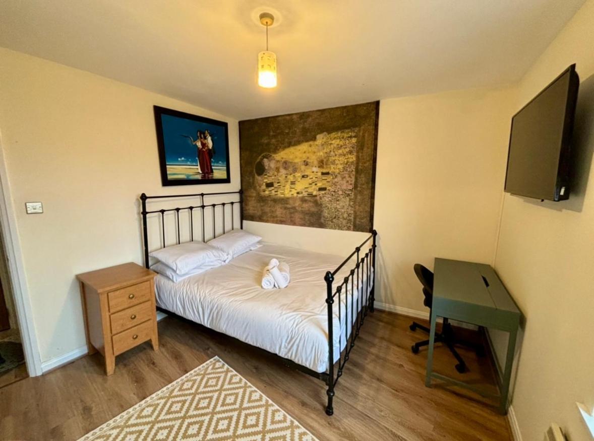 אדינבורו Sunshine On Leith. The River View Apartment! חדר תמונה